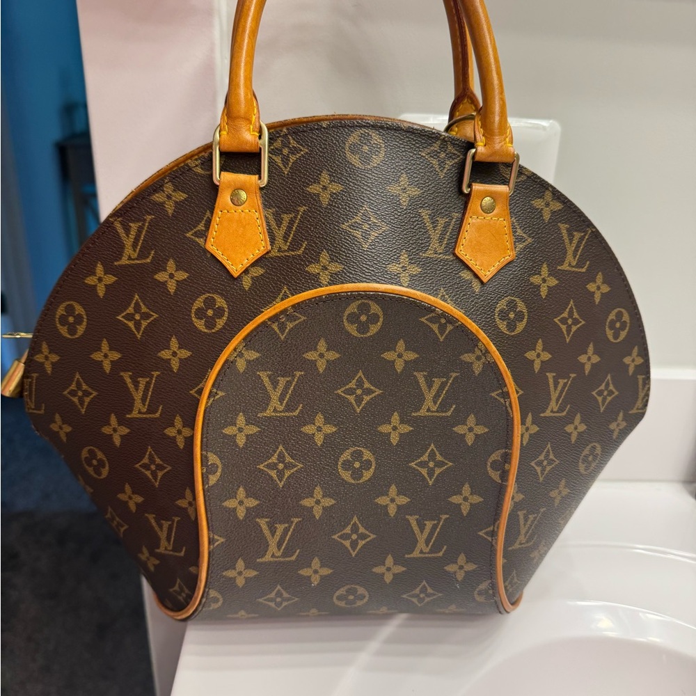 Louis Vuitton Brown Shoulder Bag with Monogram Design